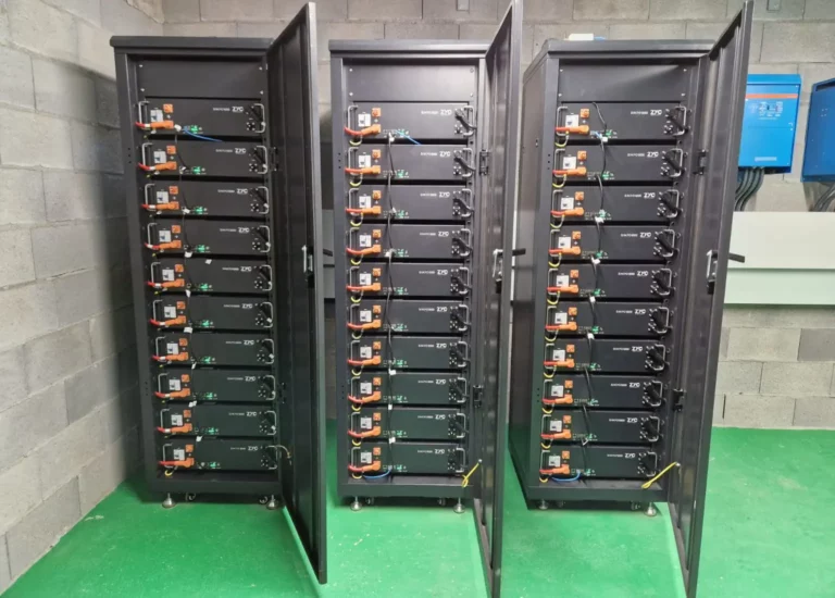 baterías solares SIMPO 5000 en una instalación off-grid, conectadas en paralelo en racks 10u
